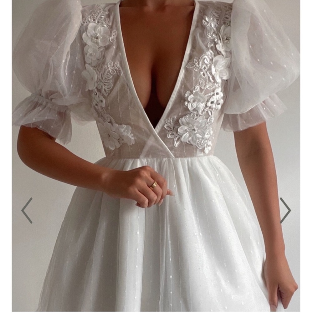 AKSHIA MINI DRESS - PUFF SLEEVE FLORAL DETAIL PLUNGE NECK DRESS IN WHITE Size 6